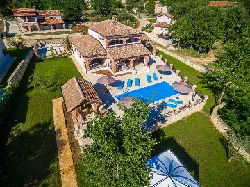 4-Bedroom Villa with Pool and Big Garden in Višnjan