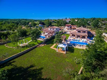 4-Bedroom Villa with Pool and Big Garden in Višnjan