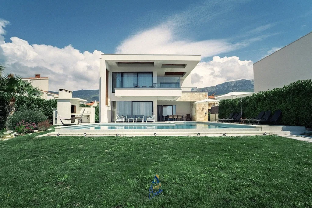 4-Bedroom Villa in Kaštela with Infinity Pool