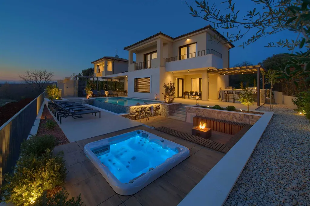 Villa for 12 Guests in Pinezići