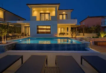 Villa for 12 Guests in Pinezići