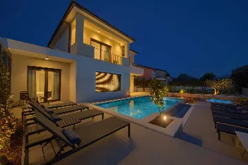 Villa for 12 Guests in Pinezići