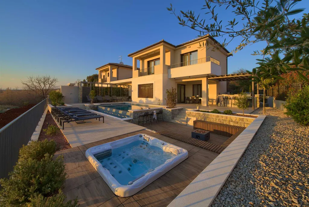 Villa for 12 Guests in Pinezići
