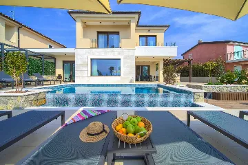 Villa for 12 Guests in Pinezići