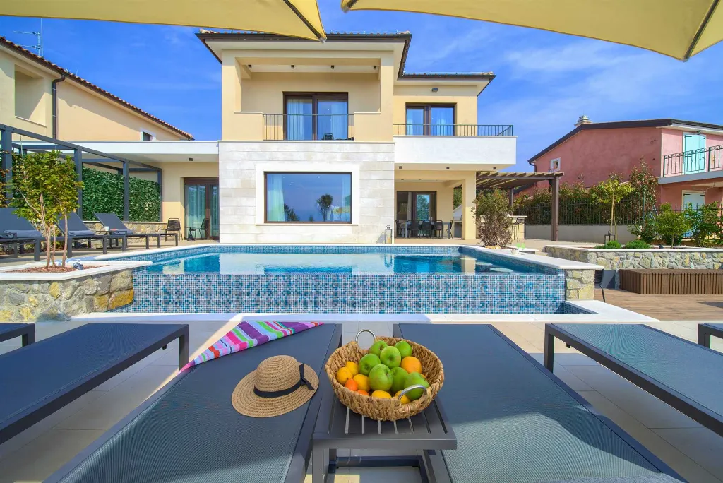Villa for 12 Guests in Pinezići