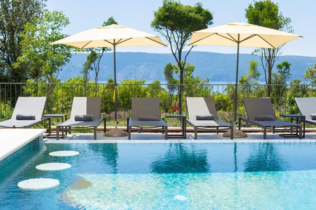 Villa for 12 Guests in Pinezići