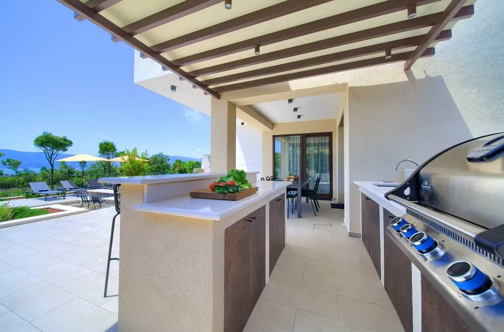 Villa for 12 Guests in Pinezići
