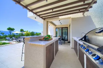 Villa for 12 Guests in Pinezići