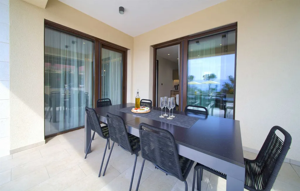 Villa for 12 Guests in Pinezići