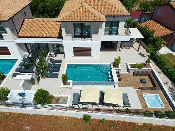 Villa for 12 Guests in Pinezići