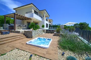 4-Bedroom Villa in Pinezići for 12 Guests