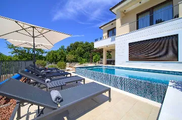 4-Bedroom Villa in Pinezići for 12 Guests