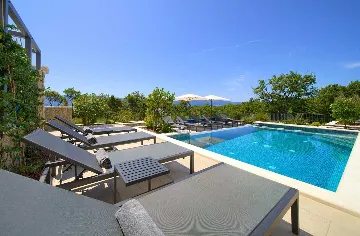 4-Bedroom Villa in Pinezići for 12 Guests