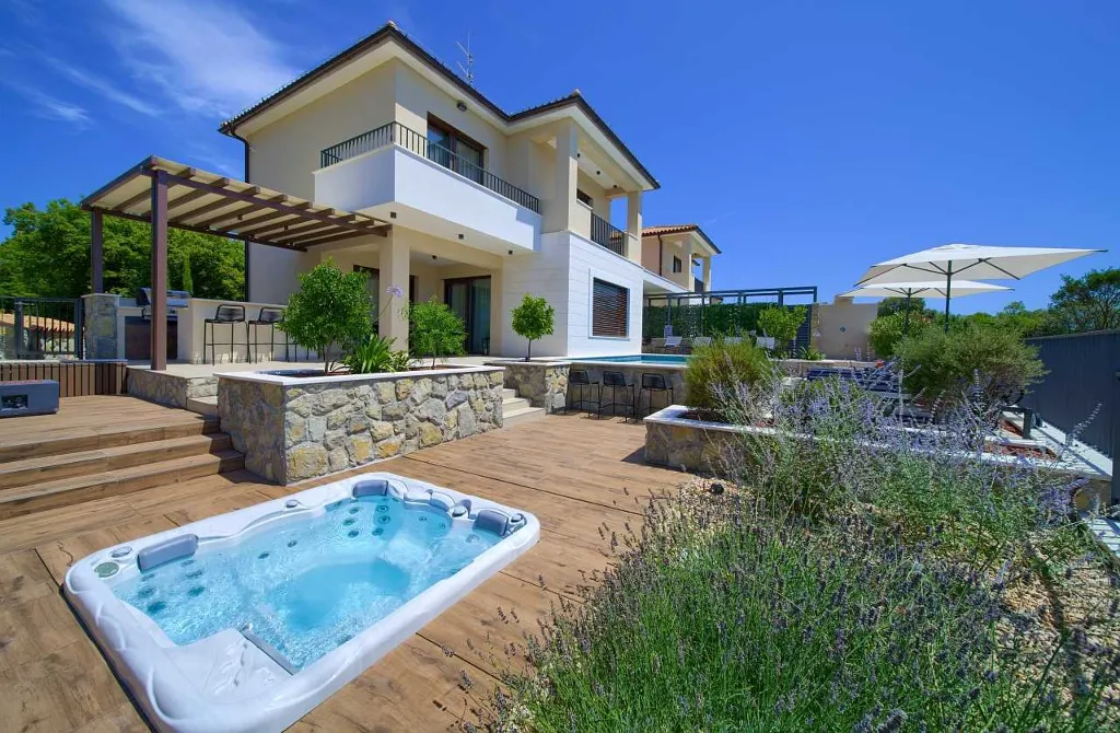 4-Bedroom Villa in Pinezići for 12 Guests