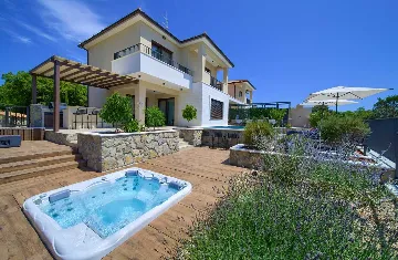 4-Bedroom Villa in Pinezići for 12 Guests