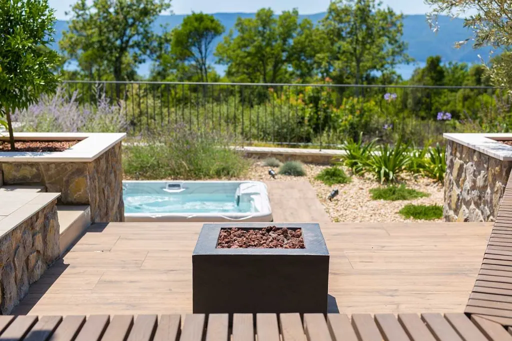 4-Bedroom Villa in Pinezići for 12 Guests
