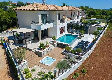 4-Bedroom Villa in Pinezići for 12 Guests