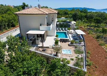 4-Bedroom Villa in Pinezići for 12 Guests