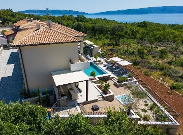 4-Bedroom Villa in Pinezići for 12 Guests