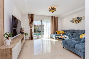 Holiday House with Pool in Pinezići