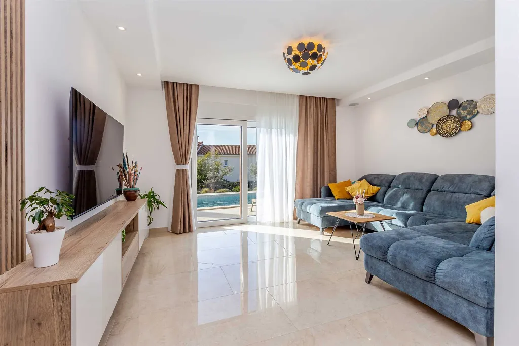 Holiday House with Pool in Pinezići