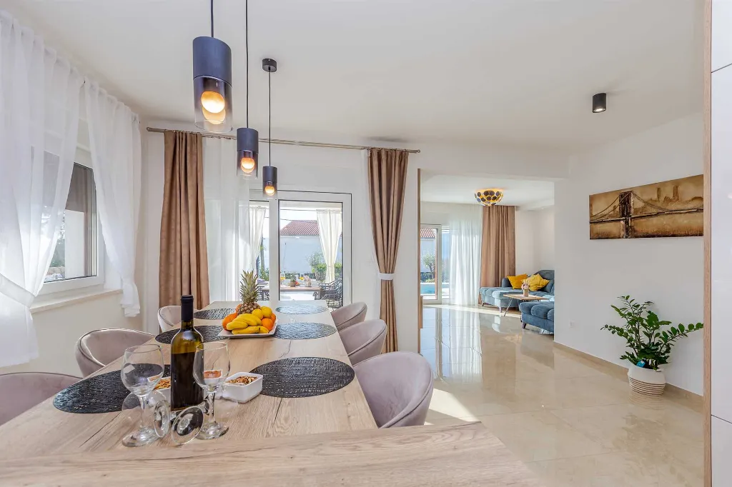 Holiday House with Pool in Pinezići