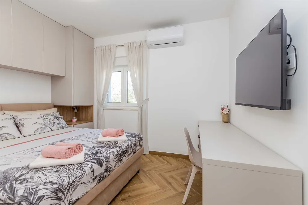 Holiday House with Pool in Pinezići
