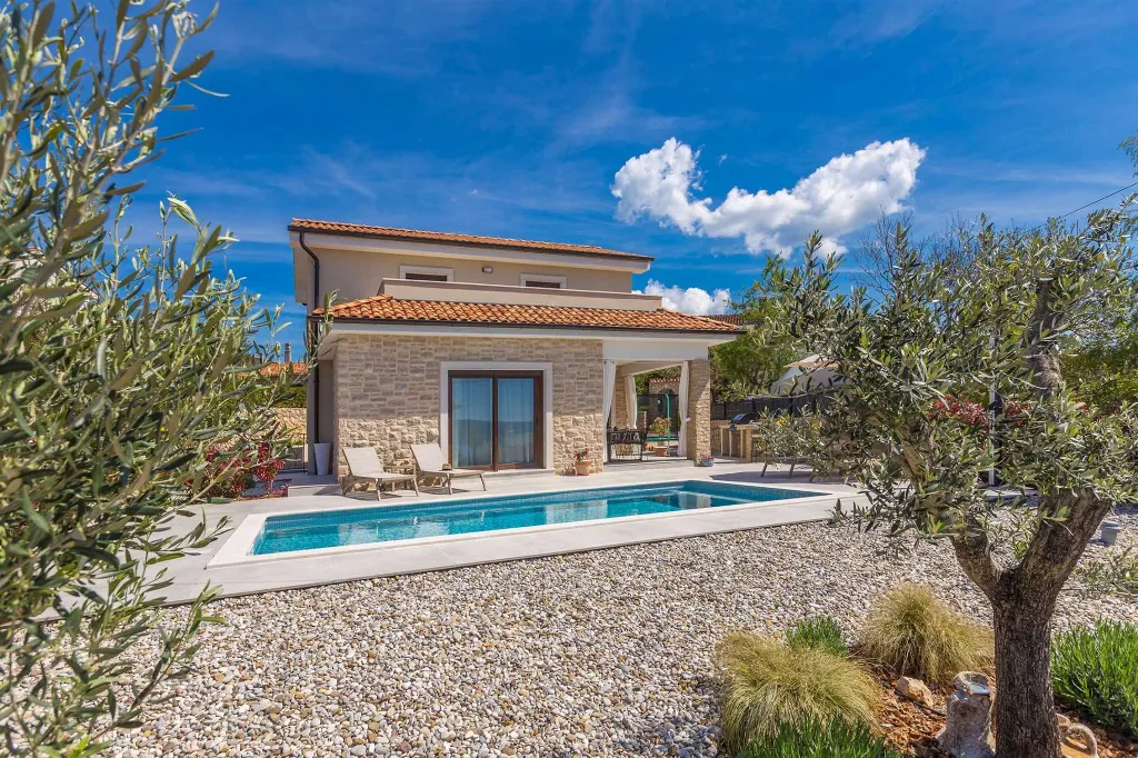 Holiday House with Pool in Pinezići