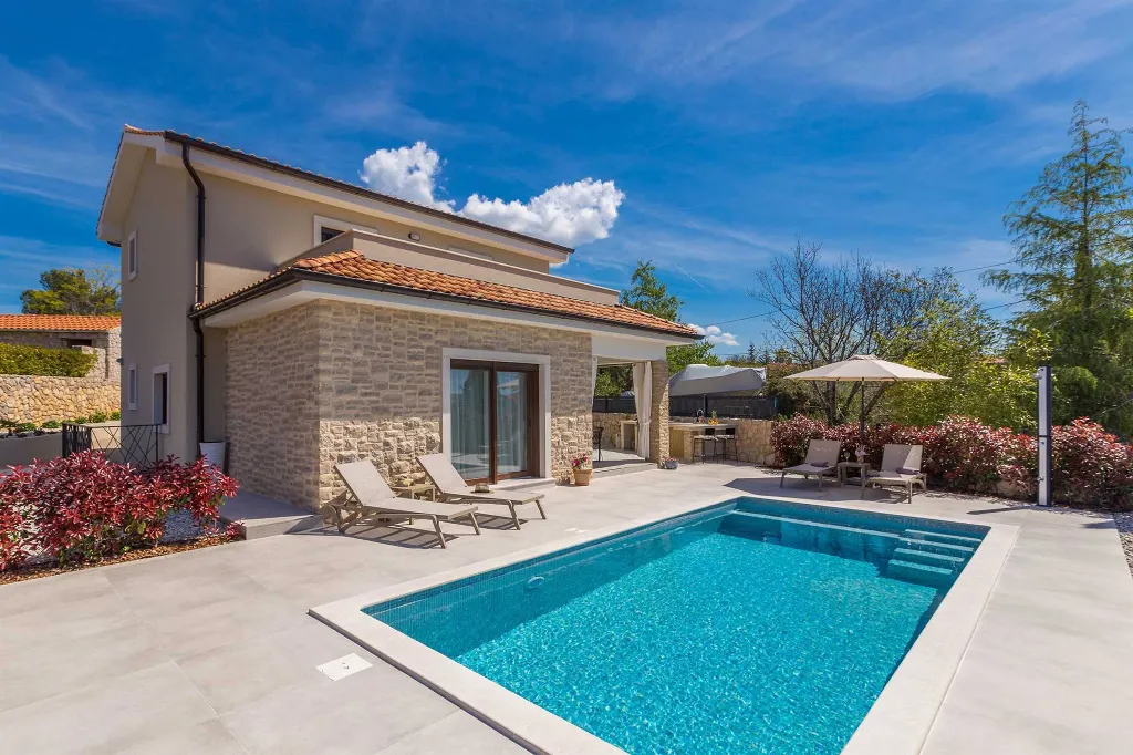 Holiday House with Pool in Pinezići