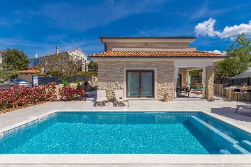 Holiday House with Pool in Pinezići