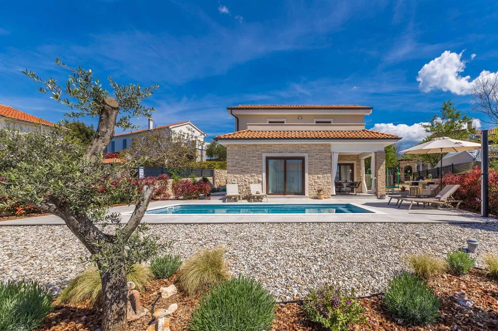 Holiday House with Pool in Pinezići