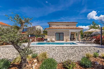 Holiday House with Pool in Pinezići