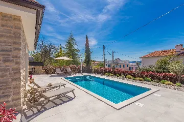 Holiday House with Pool in Pinezići