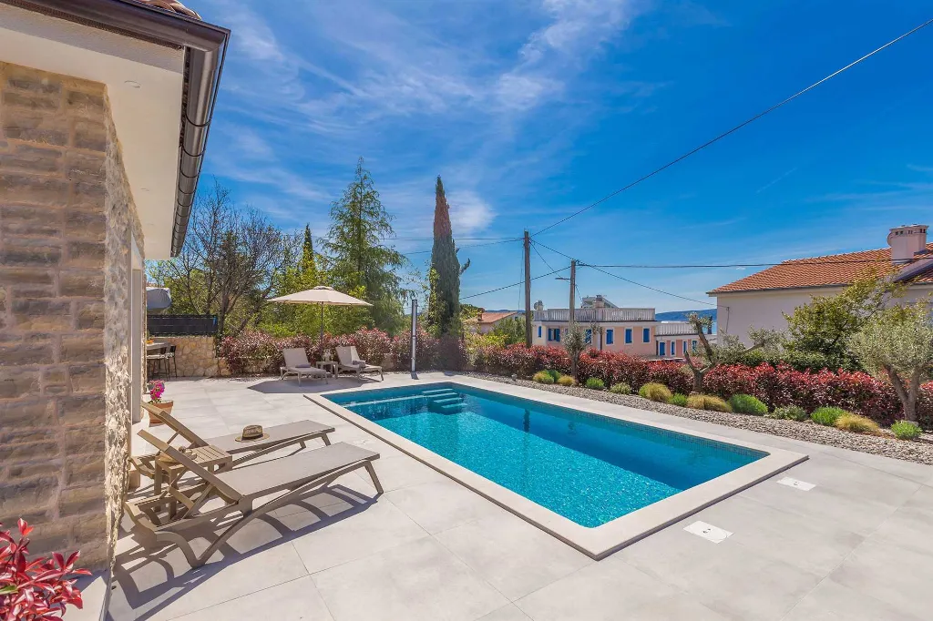 Holiday House with Pool in Pinezići