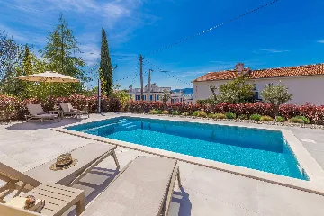 Holiday House with Pool in Pinezići