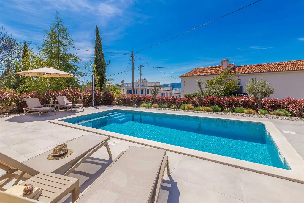 Holiday House with Pool in Pinezići