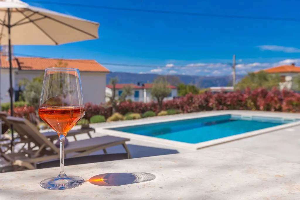 Holiday House with Pool in Pinezići