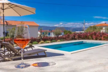 Holiday House with Pool in Pinezići