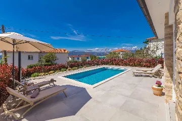 Holiday House with Pool in Pinezići