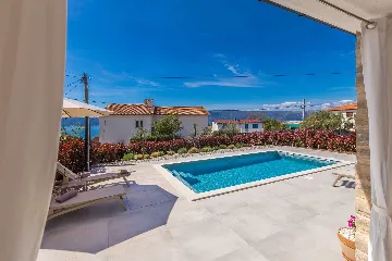 Holiday House with Pool in Pinezići