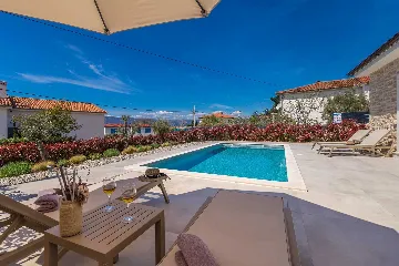 Holiday House with Pool in Pinezići