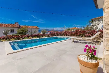 Holiday House with Pool in Pinezići