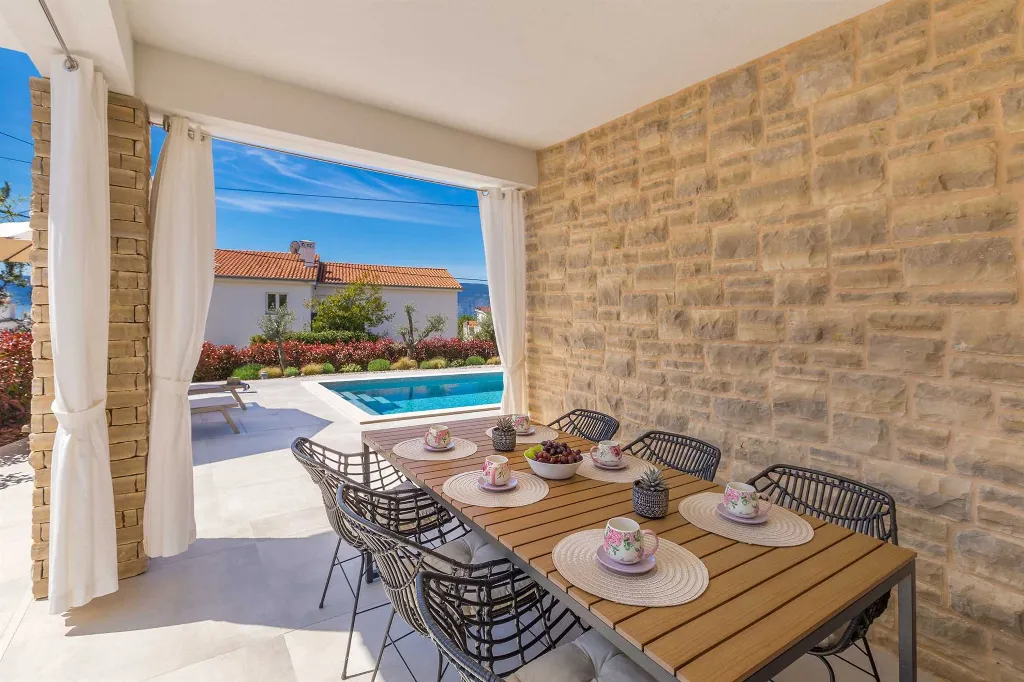 Holiday House with Pool in Pinezići