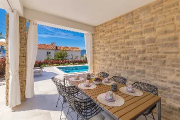 Holiday House with Pool in Pinezići