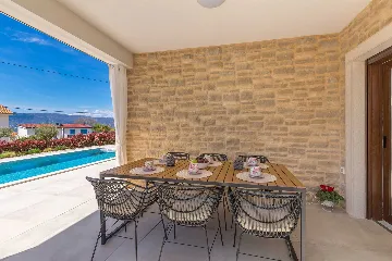 Holiday House with Pool in Pinezići