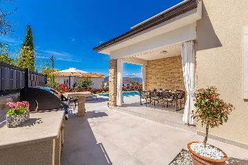 Holiday House with Pool in Pinezići