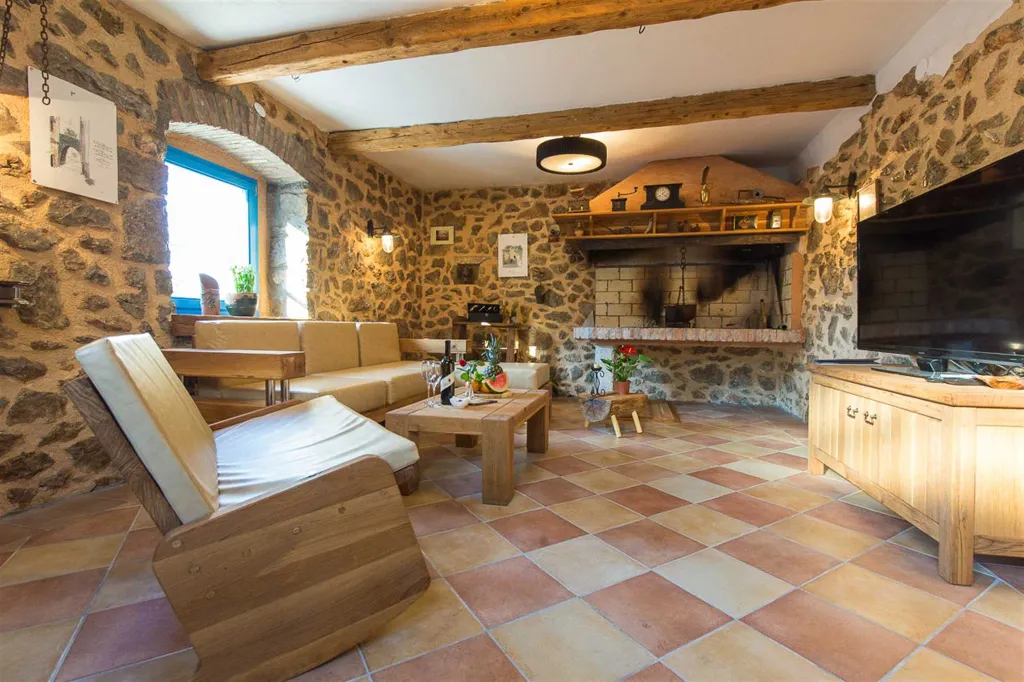 Two-Bedroom House with Pool in Vrh, Croatia