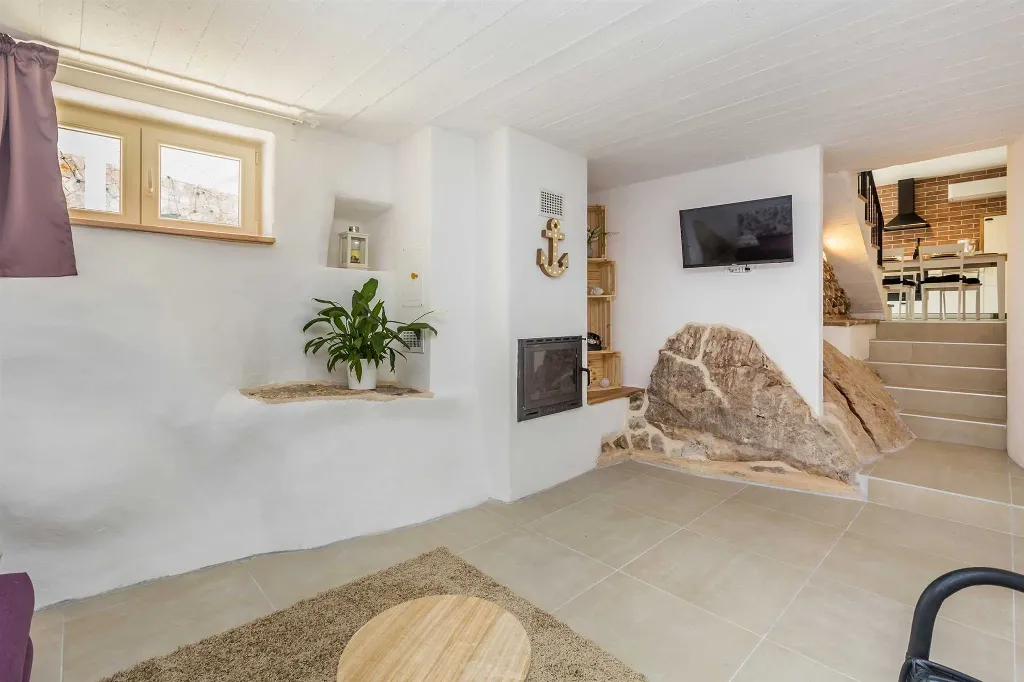 Sea-View Villa in Čižići for 6 Guests
