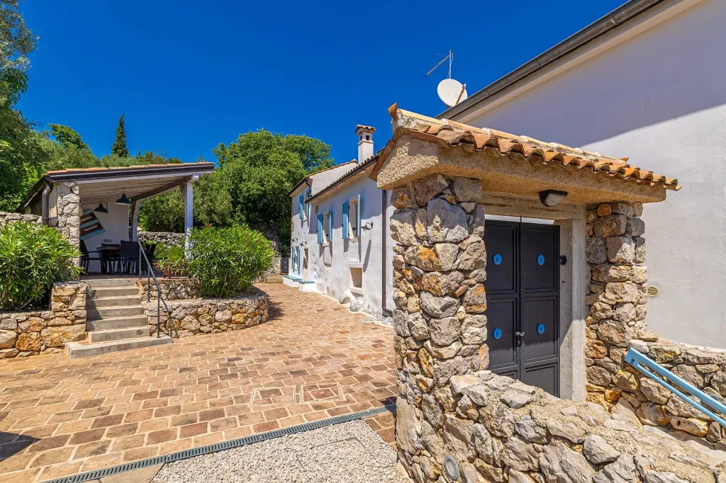 Sea-View Villa in Čižići for 6 Guests