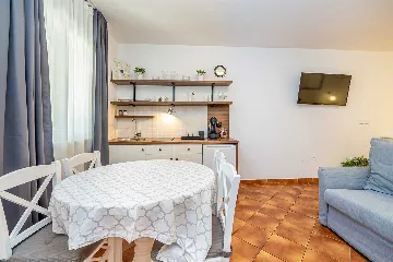 Studio Apartment with Heated Pool in Linardići